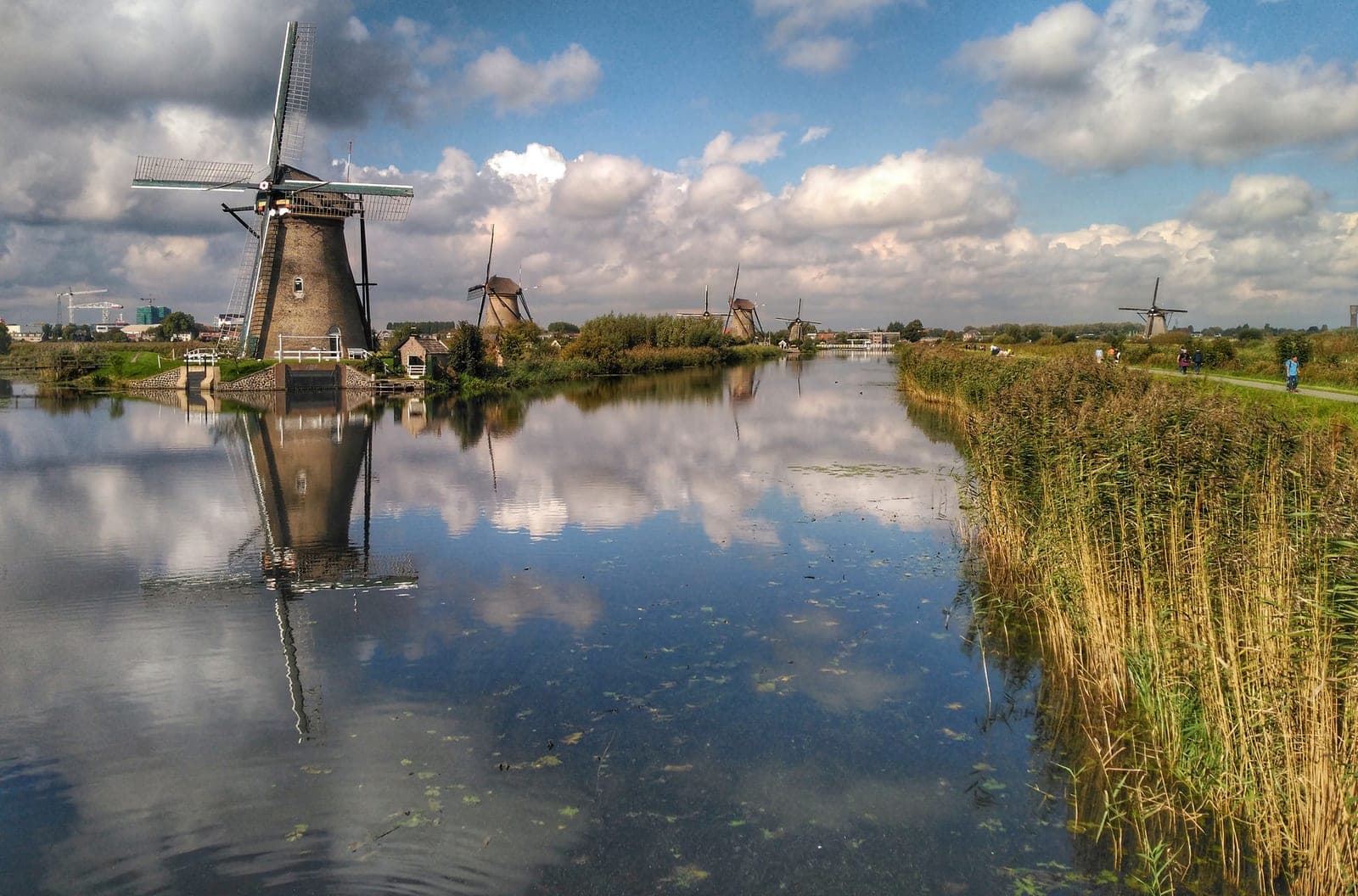 Kinderdijk dike path walk